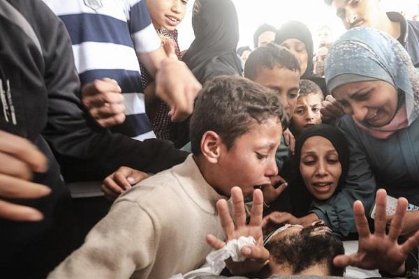 استشهاد فلسطيني متأثرا بإصابته بقصف للاحتلال الإسرائيلي في دير البلح