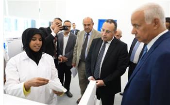 وزير التعليم العالي يتفقد جامعة العلمين الدولية ويطلع على تجهيزات معامل طب الفم والأسنان