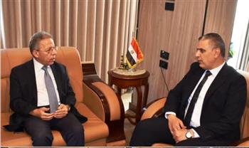 محافظ أسوان يؤكد أهمية الشراكة مع نقابة الأطباء للارتقاء بالمنظومة الصحية 