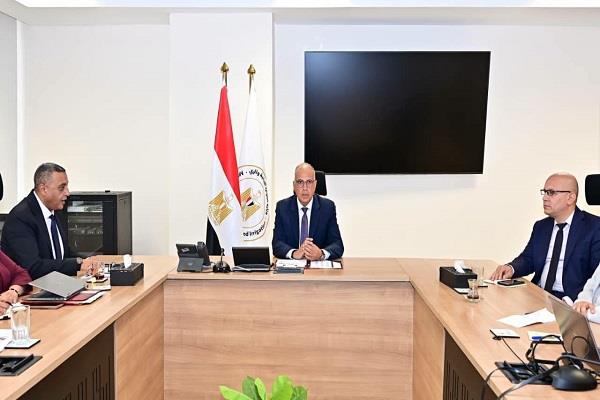 وزير الري يتابع أعمال هيئة الصرف ويستعرض الرؤية المستقبلية لتطوير منظومة العمل بها