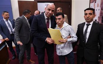 وزير العمل يُسلّم عقودًا جديدة لذوي الهمم في 3 شركات