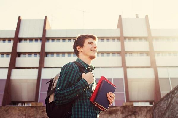 لو جامعة ابنك في محافظة أخرى.. خطوات تمكنه من الاستقلال والتأقلم بعيدا عن الأسرة| خاص