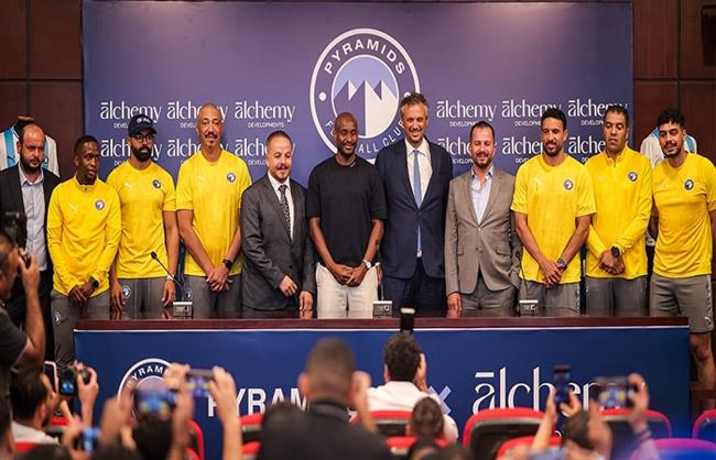 بيراميدز يقدم الجهاز الفني الجديد بقيادة الجنوب أفريقي رولاني موكوينا   