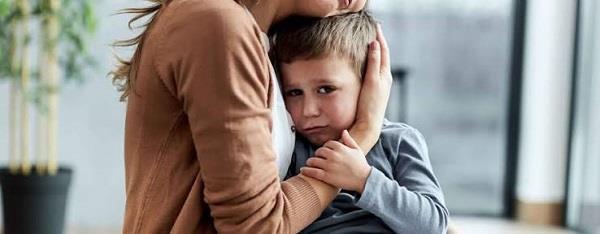 هل خوف طفلك يكشف عن احتياجه العاطفي؟.. علامات تساعدك على فهم مشاعره