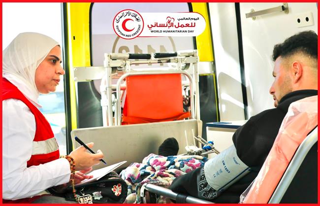 فقد زوجته وشقيقته وساقيه.. بعد رحلة من الألم شاب فلسطيني يجد في مصر الأمان واستقبالا إنسانيا من الهلال الأحمر