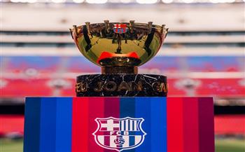كأس خوان جامبر تزين ملعب كامب نو قبل موقعة الأهلي أمام برشلونة الإسباني