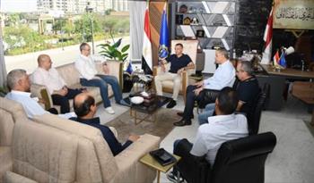 محافظ أسوان يبحث مع وفد الهيئة القومية سبل إستكمال المشروعات المشتركة بالمبادرة الرئاسية حياة كريمة