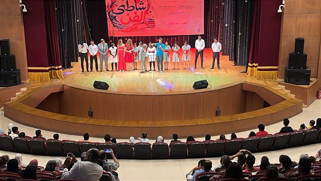 فرقة أوبرا عربي تقدم عروضا من زمن الفن الجميل ضمن فعاليات "شاطئ الفن" بالغردقة 