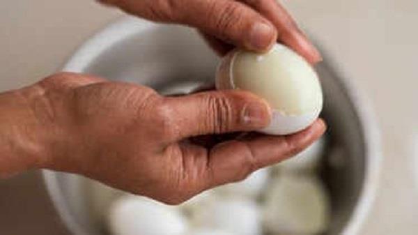وداعا لتفتت البيض المسلوق.. حيل بسيطة لتقشيره بسهولة