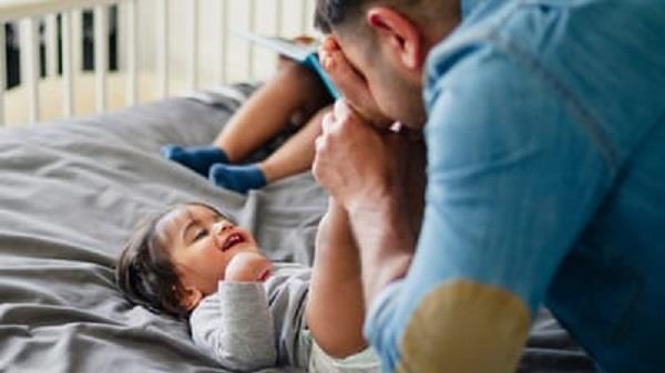أكثر من مجرد تسلية.. فوائد نفسية وعقلية للعبة الاختباء مع طفلك