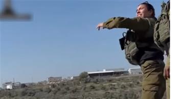 مقطع يوثق إلقاء قنابل على فلسطينيين من خلف جدار الضفة