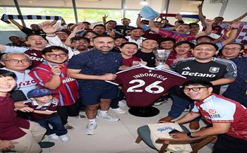 استقبال حافل لأحمد المحمدي مع أستون فيلا في إندونيسيا
