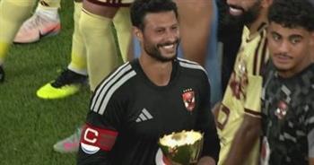 الأهلي يتسلم جائزة المركز الثاني بعد خسارته أمام برشلونة الإسباني