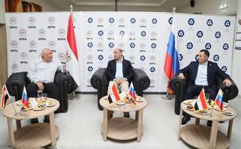 وزير العمل يسلّم 20 عقد عمل جديد للعاملين بمشروع الضبعة النووي
