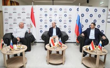 وزير العمل يسلّم 20 عقد عمل جديد للعاملين بمشروع الضبعة النووي