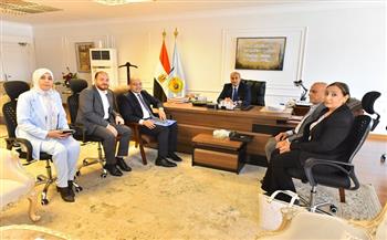 محافظ أسيوط يبحث مع وفد هيئة كوبتك أورفانز تعزيز التعاون في دعم وتمكين الفتيات والشباب