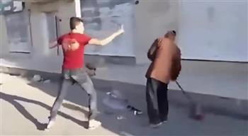 غضب في الأردن.. مراهقون يسخرون من عامل نظافة مسن من أجل التريند