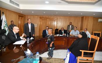 محافظ الفيوم يوجه بتوفير الرعاية الطبية اللازمة لطفل يعاني من أورام سرطانية بالعصب البصري