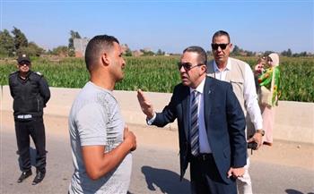 محافظ المنوفية يضبط سيارة مخالفة تسير عكس الإتجاه بنزلة منشأة سلطان ويأمر بسحب الرخصة 