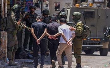 الاحتلال الإسرائيلي يعتقل ما لايقل عن 17 فلسطينيا من الضفة الغربية