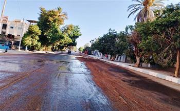 الوحدة المحلية لنصر النوبة تواصل جهودها لرفع كفاءة المطبات الصناعية وتحسين مستوى الخدمات