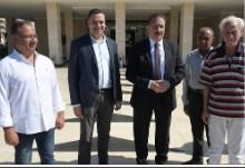 محافظ بورسعيد يستجيب لاستغاثة «عم محمد» ويعيد إليه سيارته مصدر رزقه بعد إصلاحها