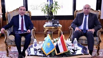   وزير الطيران المدنى يبحث تعزيز  الربط الجوى مع كازاخستان وفنزويلا