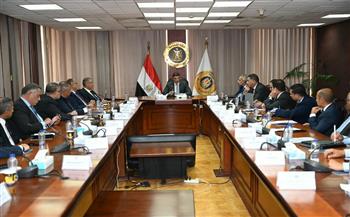 وزير الصناعة يبحث مع اتحاد الصناعات سبل النهوض بقطاع السيارات وزيادة الصادرات