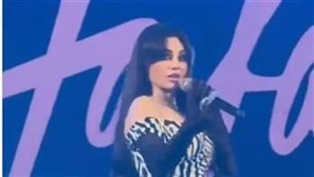 هدية فاخرة من معجب سعودي لهيفاء وهبي في حفل جدة.. ماذا قدم لها؟  