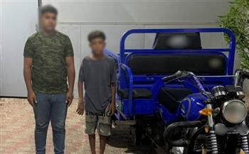 ضبط شخصين لقيامهما بسرقة إشارات العواكس الضوئية الخاصة بأحد الطرق السريعة بالشرقية