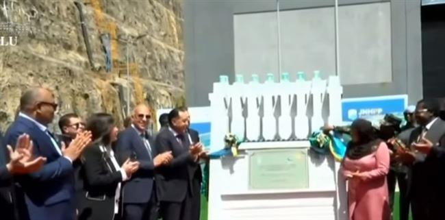 رئيسة تنزانيا ورئيس الوزراء يزيحان الستار عن اللوحة التذكارية لمشروع سد ومحطة "جوليوس نيريري"