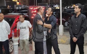 ميدو عادل ومدحت تيخا يحرصان على مساندة حسن عيد في عزاء زوجته  