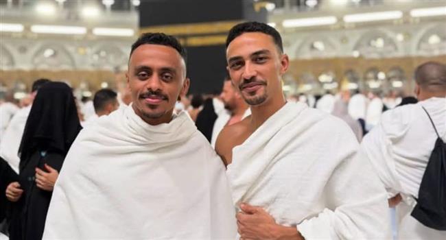 كزبرة وأحمد غزي يؤديان العمرة في السعودية