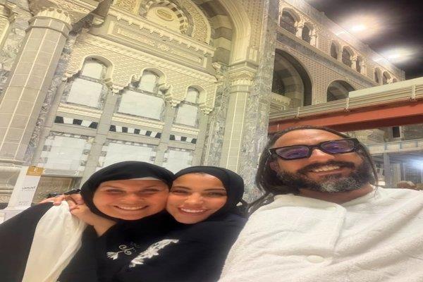 يسرا تؤدي العمرة قبل العرض الخاص لفيلم «الست لما» في السعودية  