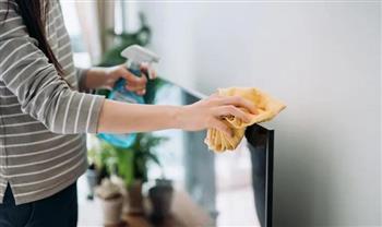 4 أشياء تجنبي استخدامها عند تنظيف شاشة التلفزيون