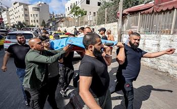 استشهاد فلسطيني و إصابة آخرين جراء استهداف خيمة نازحين بدير البلح