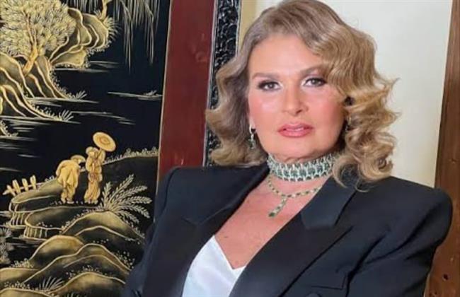 يسرا تؤدي مناسك العمرة