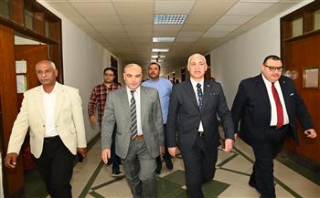 الدكتور أحمد عبد المولي يتفقد عددًا من الإدارات المركزية بجامعة أسيوط 