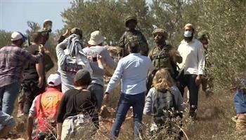 اعتداءات متواصلة من المستوطنين الإسرائيليين على الفلسطينيين تحت حماية حكومة الاحتلال