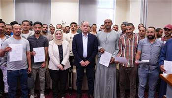 وزير العمل يُسلّم عقودًا جديدة لشباب اجتازوا اختبارات العمالة الزراعية الموسمية بالأردن