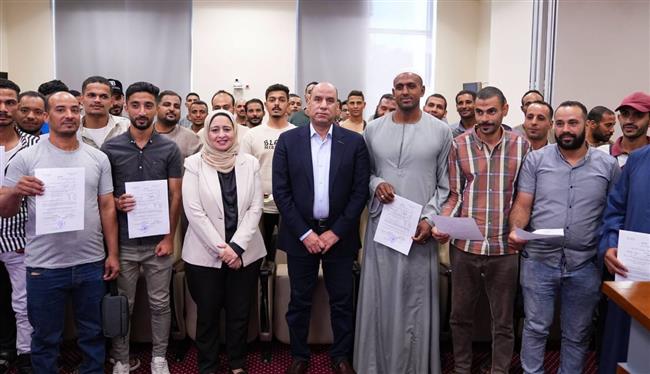 وزير العمل يُسلّم عقودًا جديدة لشباب اجتازوا اختبارات العمالة الزراعية الموسمية بالأردن