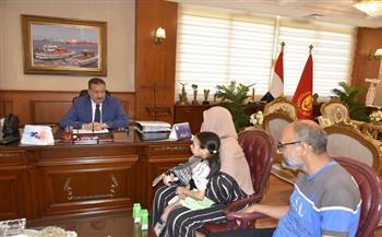 محافظ بورسعيد يفتح أبواب الدعم أمام أسرة الطفلة «فريدة» ويوجه باتخاذ الإجراءات  الطبية اللازمة لرعاية الطفلة 