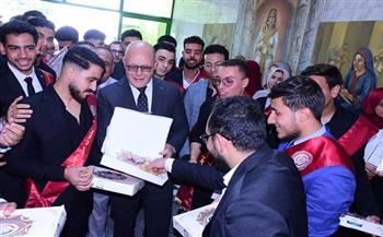 ​رئيس جامعة سوهاج يشارك العاملين فرحة المولد النبوي بتوزيع الحلوي