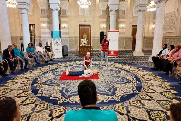 تزامنًا مع احتفالات المولد النبوي.. الهلال الأحمر يرفع جاهزية فريق تشغيل مسجد السيدة زينب بالتدريب على الإسعاف