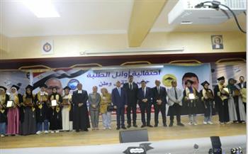 محافظ القاهرة يكرم الطلاب المتفوقين بإدارات وسط القاهرة ومنشأة ناصر وعابدين وباب الشعرية