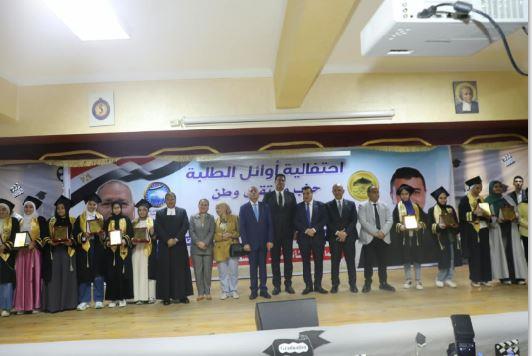محافظ القاهرة يكرم الطلاب المتفوقين بإدارات وسط القاهرة ومنشأة ناصر وعابدين وباب الشعرية