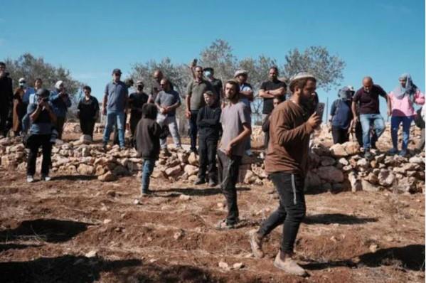 مستوطنون إسرائيليون يقتحمون قرية فلسطينية غرب رام الله