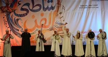 التنورة التراثية وغناوي الفرح في "شاطئ الفن" بالإسكندرية