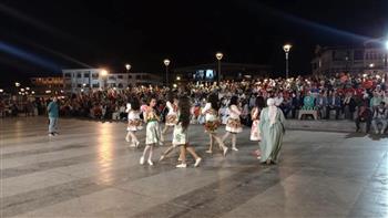 "شاطئ الفن" يواصل حفلاته بعروض غنائية واستعراضية في دمياط