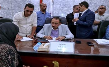 فرص عمل وعلاج ومعاشات وتصالح.. محافظ سوهاج يبحث مطالب المواطنين ويوجه بسرعة حلها